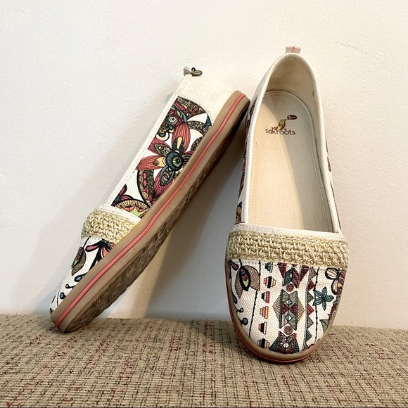 Sakroots Shoes - Sakroots Slip Ons with Gold Braiding Size 7